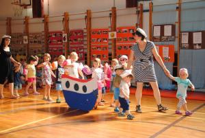 Vrtčevski otroci pomahali vrtcu v slovo 13